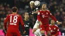 Gelandang Bayern Munich, Thiago, duel udara dengan pemain RB Leipzig, Kevin Kampl, pada laga Bundesliga di Allianz Arena, Kamis (20/12). Bayern Munich menang 1-0 atas RB Leipzig. (AP/Matthias Schrader)