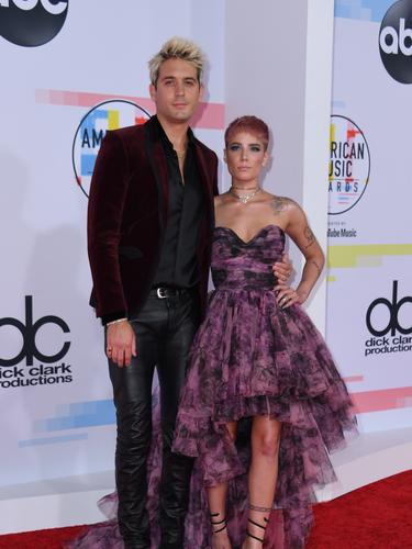 Halsey Tak Pernah Tenang Jalani Hubungan Dengan G Eazy News Entertainment Fimela Com