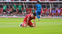 Pemain Timnas Indonesia, Dendy Sulistyawan kecewa setelah gagal memanfaatkan peluang saat menghadapi Thailand dalam laga matchday ketiga Grup A Piala AFF 2022 di Stadion Utama Gelora Bung Karno, Senayan, Jakarta, Kamis (29/12/2022) sore WIB. (Bola.com/M Iqbal Ichsan)