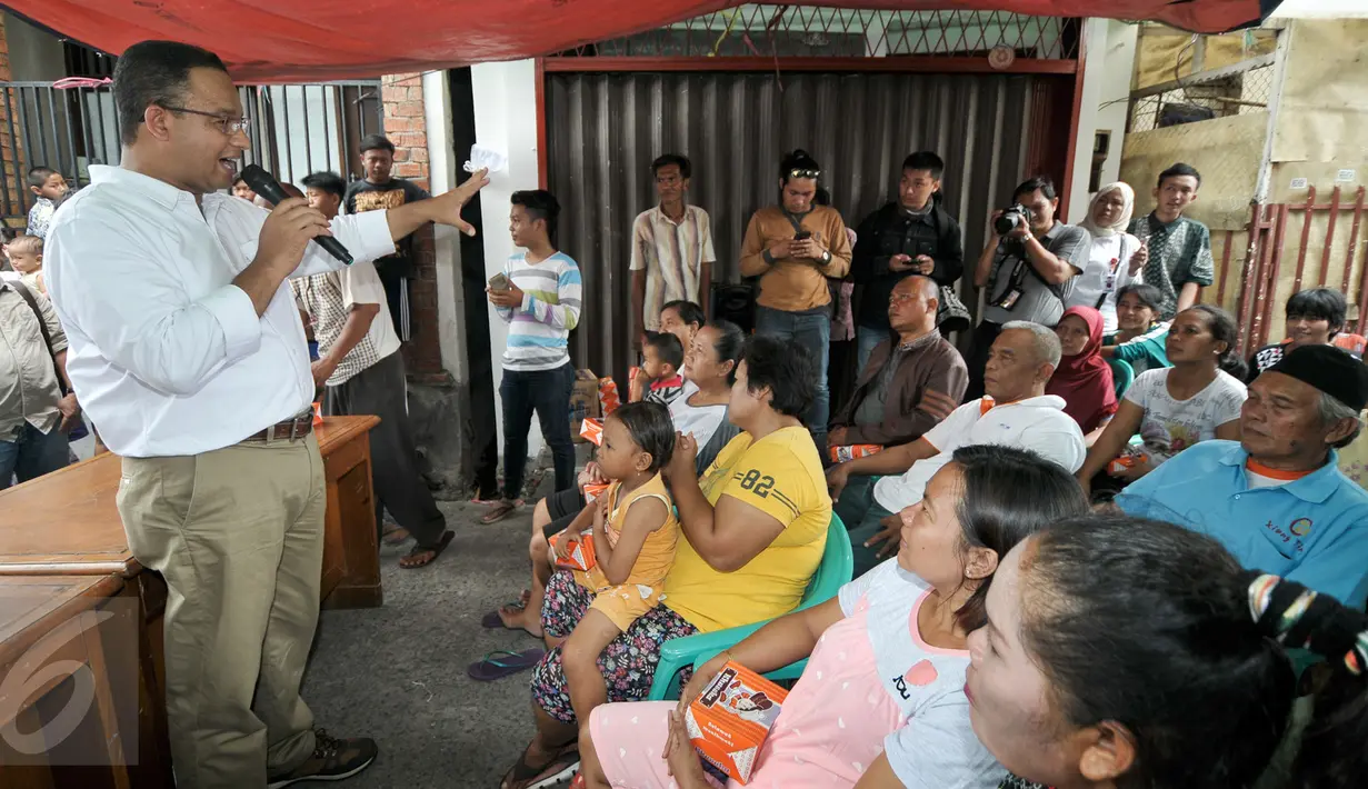 Cagub DKI Jakarta Anies Baswedan berdialog dengan warga yang bermukim di bantaran Kali Krukut, Jakarta Barat, Kamis (3/11). Kepada warga, Anies berjanji memprioritaskan penataan wilayah tanpa melanggar prinsip kemanusiaan. (Liputan6.com/Yoppy Renato)