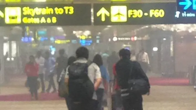 Kepulan asap pasca kebakaran di Terminal 2 Bandara Changi Singapura (Rateesh Upendran/Twitter)