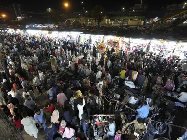 Orang-orang mengunjungi pasar untuk berbelanja untuk perayaan lebaran Idul Fitri 1444 Hijirah, di Karachi, Pakistan, Minggu, 16 April 2023. (AP Photo/Fareed Khan)