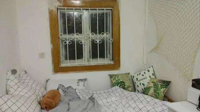 Transformasi kamar kos yang dulunya kumuh menjadi layak untuk ditinggali.