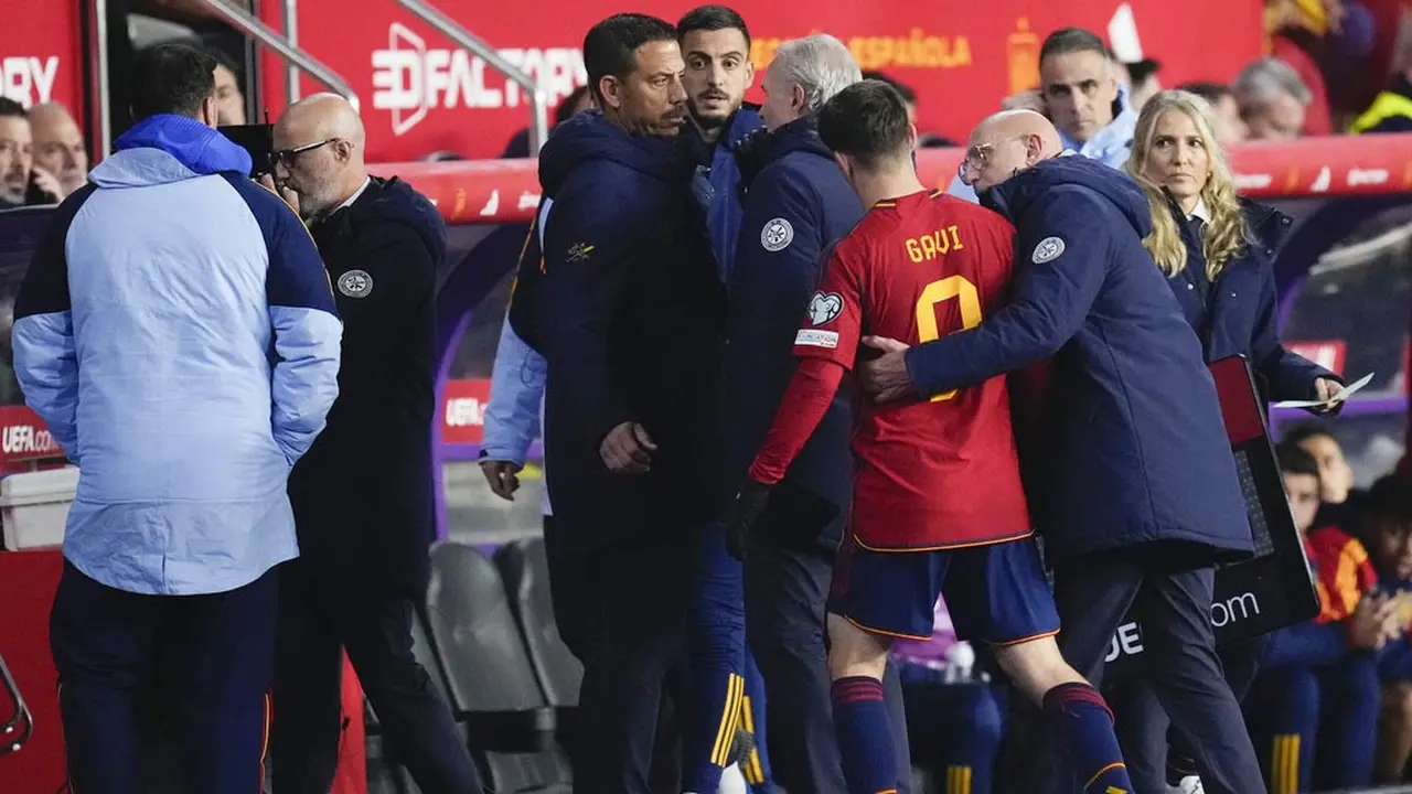 Foto: Momen Gavi Menangis karena Cedera Parah saat Melawan Georgia di Kualifikasi Euro 2024