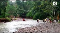 Demi menghadiri wisuda, seorang mahasiswi beserta keluarganya nekat seberangi sungai. Mereka melakukan tindakan berbahaya tersebut karena Jalan Trans Sumatera yang putus.