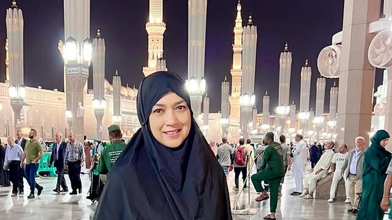 Penampilan Ira Wibowo Berhijab Saat Umrah Bikin Pangling, Ungkap Hal Istimewa Ini Ketika di Tanah Suci
