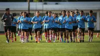 Timnas Wanita Indonesia melakukan pemanasan saat sesi latihan persiapan Piala Asia Wanita 2022 di Stadion Madya, Jakarta, Jumat (07/01/2021). Skuat Garuda Pertiwi dijadwalkan akan menghadapi Australia di laga perdananya yang berlangsung pada 21 Januari mendatang. (Bola.com/Bagaskara Lazuardi)