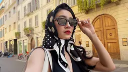 Febby Rastanty Tampil Klasik Pakai Scarf saat Liburan di Italia, Gayanya Cantik Elegan