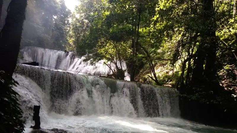 Air terjun Piala, Kota Luwuk, Banggai, Gorontalo. (Foto: Liputan6.com/Arfandi Ibrahim)