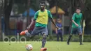 Bek Sriwijaya FC, Yanto Basna, menggiring bola saat mengikuti seleksi Timnas Indonesia U-22 di Lapangan SPH Karawaci, Banten, Selasa (28/2/2017). (Bola.com/Vitalis Yogi Trisna)