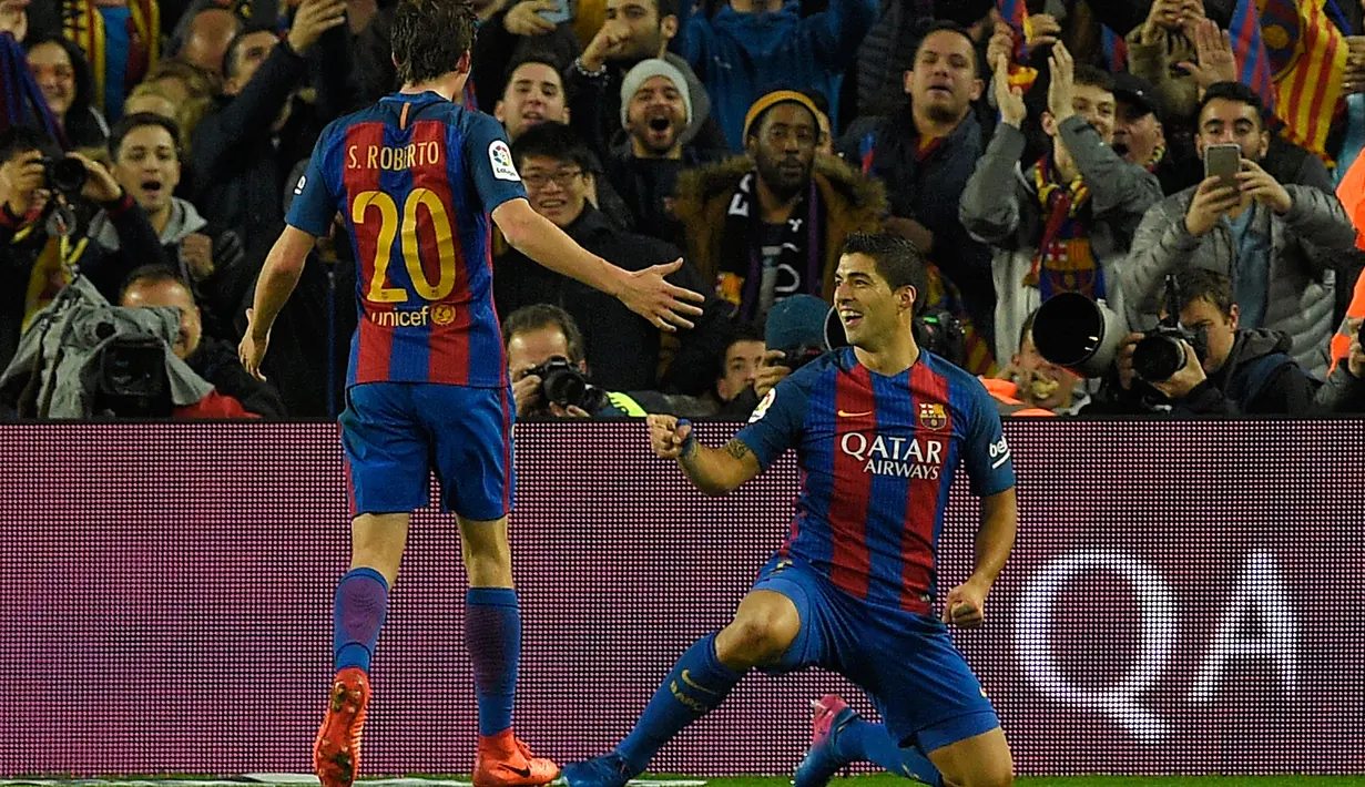 Striker Barcelona Luis Suarez merayakan gol ke gawang Atletico Madrid pada leg kedua semifinal Copa del Rey di Estadio Camp Nou, Spanyol, Selasa (7/2). Barcelona melaju ke final setelah bermain imbang 1-1 kontra Atletico Madrid. (AFP PHOTO/LLUIS GENE)