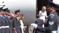 Istri Presiden Prancis Emmanuel Macron, Brigitte mengabaikan tawaran bantuan tangannya saat mereka turun dari pesawat di depan bangsawan Inggris pada hari Selasa (9/7/2025). (Pool)