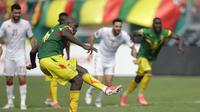 Pemain Mali Ibrahima Kone mencetak gol dari titik penalti selama pertandingan sepak bola grup F Piala Afrika 2022 antara Tunisia dan Mali di Stadion Omnisport Limbe di Limbe, Kamerun, Rabu, 1 Januari. 12, 2022. (AP Photo/Minggu Alammba)