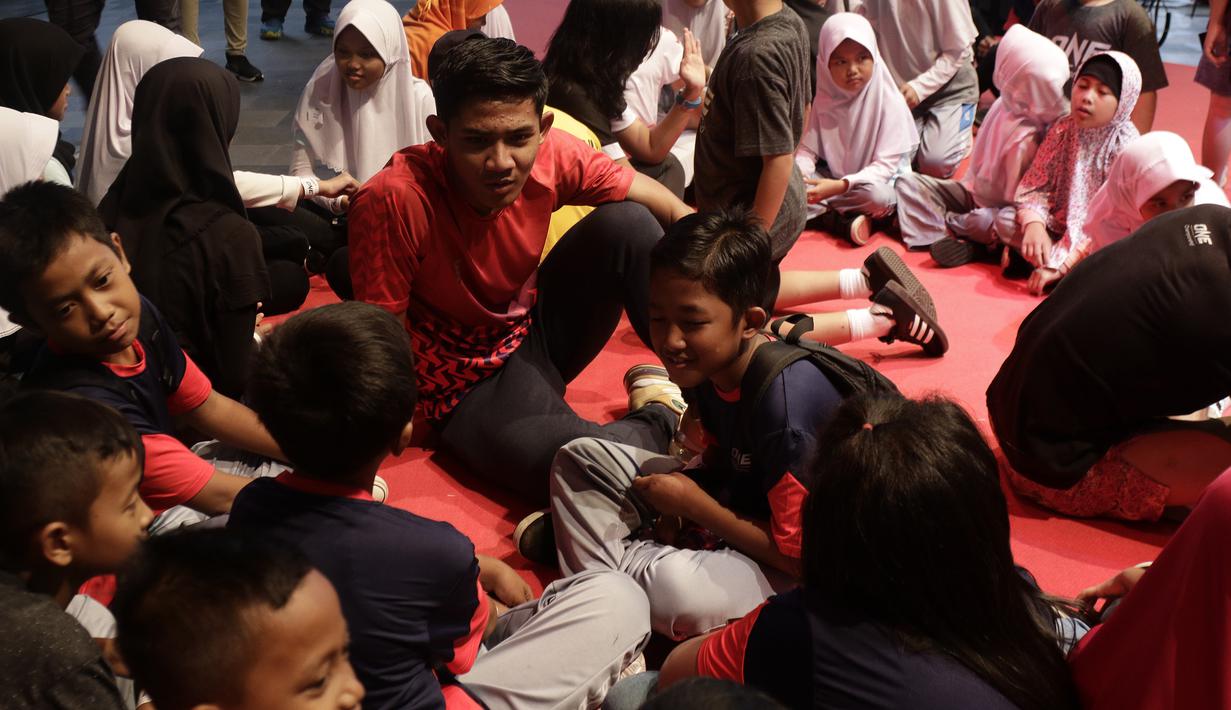 Pesepak bola Indonesia, Firza Andika, saat acara meets and greets ONE Championship dan Timnas Indonesia di Gandaria City Mall, Jakarta, Sabtu (25/1). ONE Championship dan PSSI bersinergi untuk pengembangan atlet di Tanah Air. (Bola.com/Yoppy Renato)