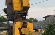 Tak Kuat Angkat Beban, Truk Crane Terjungkir di Jalan Mayor Oking Cibinong
