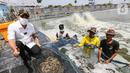 Wakil Presiden PEMSEA dan Network of Local Governments Ahmed Zaki Iskandar saat panen udang di Desa Ketapang, Kabupaten Tangerang (21/01/2022). Desa yang menjadi fokus program Gerbang Mapan yaitu Desa Tanjung Pasir, Ketapang, Patra Manggala, Surya Bahari dan Desa Kronjo. (Liputan6.com/Fery Pradolo)