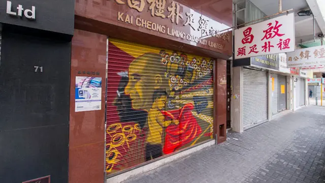 Karya seni yang dilukis di rolling door atau shutter penutup toko.