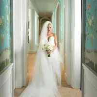 Di hari pernikahannya dengan Blake Shelton, Gwen Stefani memeluk sisi rockernya dengan gaun sutra dan tulle rancangan Vera Wang. Pelantun ‘Hollaback Girl’ ini melengkapi penampilannya dengan veil yang disulam tangan dengan nama dirinya dan Shelton. (Instagram/jeremybustos_).