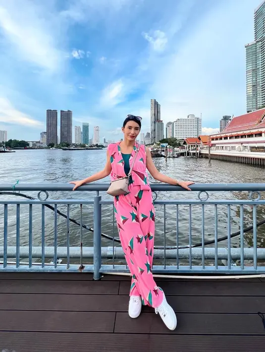 Penampilan liburannya yang kece tak luput dari perhatian. Tyas banyak mengandalkan outfit kasual yang santai dan nyaman di tengah teriknya panas matahari. [Instagram/tyasmirasih]