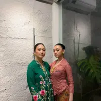 Hal ini juga terlihat dari gaya kompak Nola B3 dan putrinya, Naura Ayu, yang tampil memikat dalam kebaya bernuansa cerah. [@riafinola].
