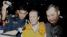 Tersangka dugaan suap usaha tambang di Tanah Laut, Kalimantan Selatan yang juga anggota Komisi IV DPR Fraksi PDIP, Adriansyah menuju kendaraan tahanan usai diperiksa di Gedung KPK, Jakarta, Kamis (16/4/2015). (Liputan6.com/Andrian M Tunay)