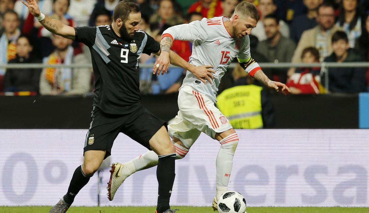 Saat penyerahan penghargaan oleh Federasi sepak bola Spanyol semua pemain bertepuk tangan kecuali Gonzalo Higuain yang merupakan mantan rekannya di Real Madrid. (AP/Paul White)