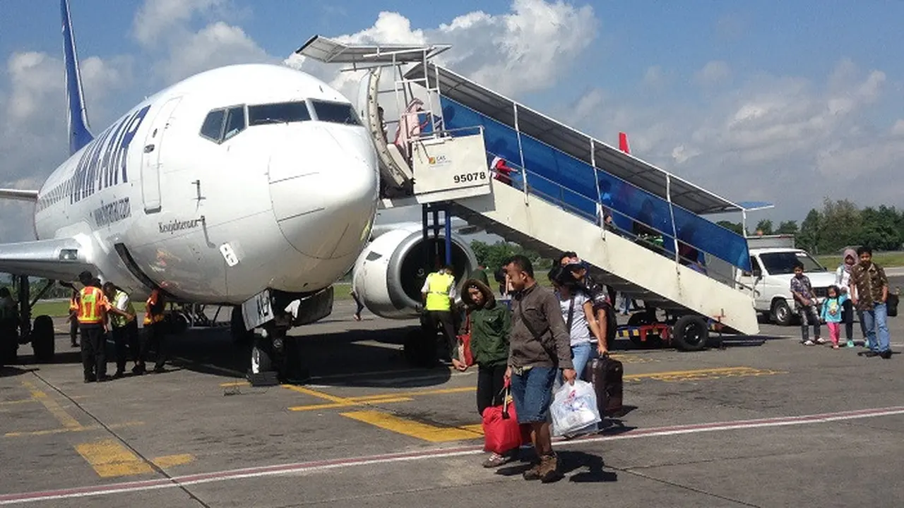 Cara Pihak Bandara Adisutjipto Usir Burung Pemangsa Laron
