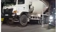 Truk Molen Sempat Nyangkut di Jembatan Matraman, Begini Penampakannya