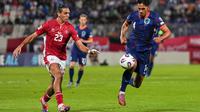 Tijjani Reijnders dari Belanda, kanan, ditantang oleh Alexander Satariano dari Malta dalam pertandingan kualifikasi Grup G Piala Dunia 2026 antara Malta dan Belanda di Ta' Qali, Malta, Kamis, 9 Oktober 2025. (Foto AP/Matthias Brancaleone)