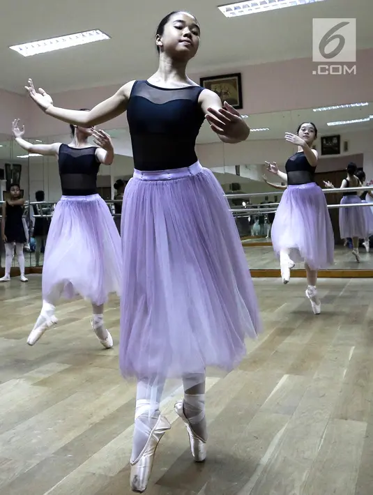 Para pebalet menunjukkan penampilan terbaiknya saat latihan jelang Bandung International Dance Competition di studio Cicila Ballet School, Kemanggisan, Jakarta, Minggu (16/9). (Liputan6.com/Fery Pradolo)