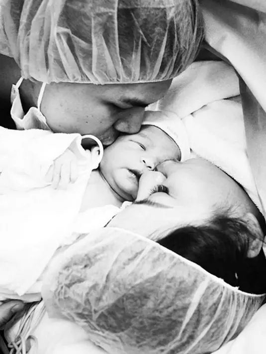 Serba angka sembilan, Chelsea Olivia melahirkan anak pertamanya berjenis kelamin perempuan. Anak pertama pasangan ini diberi nama Nastusha Olivia Alinskie. Terlihat kebahagiaan terpancar dari pasangan ini melalui beberapa foto. (dok. Instagram)