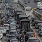 Sejumlah kendaraan terjebak kemacetan di sekitar Gedung DPR/MPR RI, Jakarat, Selasa (24/9/2019). Kemacetan tersebut diakibatkan aksi demo yang dilakukan mahasiswa dengan buruh tani. (liputan6.com/Faizal Fanani)