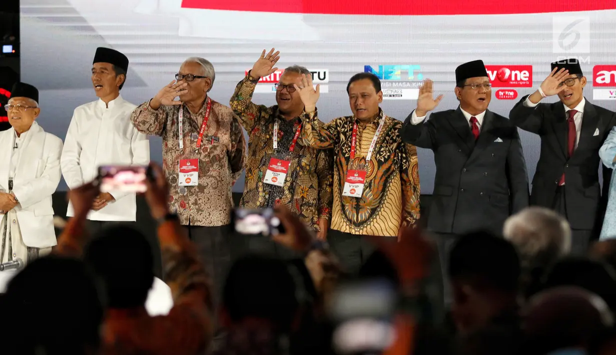 Capres dan Cawapres nomor urut 02 Prabowo Subianto-Sandiaga Uno, Capres dan Cawapres nomor urut 01, Joko Widodo-Ma'ruf Amin, Ketua KPU, Ketua Bawaslu usai Debat Pilpres 2019 kelima di Jakarta, Sabtu (13/4).Debat kelima merupakan debat terakhir dalam masa kampanye. (Liputan6.com/Johan Tallo)