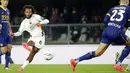 Pemain Venezia, Gianluca Busio berusaha mencetak gol ke gawang Hellas Verona pada laga lanjutan Liga Italia 2024/2025 di Marcantonio Bentegodi Stadium, Italia, Sabtu (05/10/2024) WIB. (AP Photo/LaPresse/Paola Garbuio)