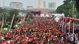 Ratusan pesepeda mengikuti kegiatan bertajuk Gowes Bersama Indonesia Damai #iRide4Peace di di Silang Monas, Jakarta, Minggu (4/11). Acara bersepeda bersama ini dibalut deklarasi untuk mendukung Pemilu damai. (Merdeka.com/ Iqbal S. Nugroho)