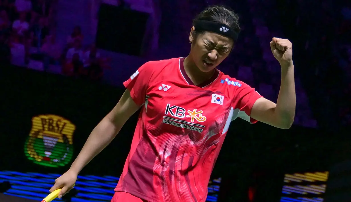 Pebulu tangkis tunggal putri Korea Selatan, An Se-young bereaksi saat mendapatkan poin saat melawan Wang Zhiyi (China) dalam pertandingan semifinal tunggal putri di turnamen bulu tangkis Indonesia Open 2024 di Jakarta pada 8 Juni 2024. (BAY ISMOYO/AFP)