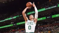 Rookie Boston Celtics, Jayson Tatum, mencetak 22 poin atau yang tertinggi sepanjang karier di NBA saat timnya mengalahkan New York Knicks 110-89, Rabu (25/10/2017). (NBA)