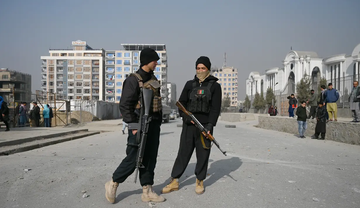 Polisi berjaga di lokasi ledakan bom di Kabul (2/2/2021).  Dua orang tewas ketika ibu kota Afghanistan diguncang serangkaian bom mobil pada jam sibuk, kata para pejabat, sementara seorang polisi kendaraan menjadi sasaran dalam serangan di utara Kabul. (AFP/Bangun Kohsar)
