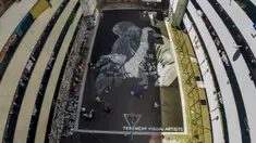 Sejumlah seniman melukis mural raksasa pada lantai sebuah lapangan basket untuk menghormati mantan bintang NBA Kobe Bryant dan putrinya Gianna di Taguig City, Filipina, Selasa (28/1/2020). Kobe Bryant dan Gianna meninggal dalam kecelakaan helikopter pada 26 Januari 2020. (Xinhua/Rouelle Umali)
