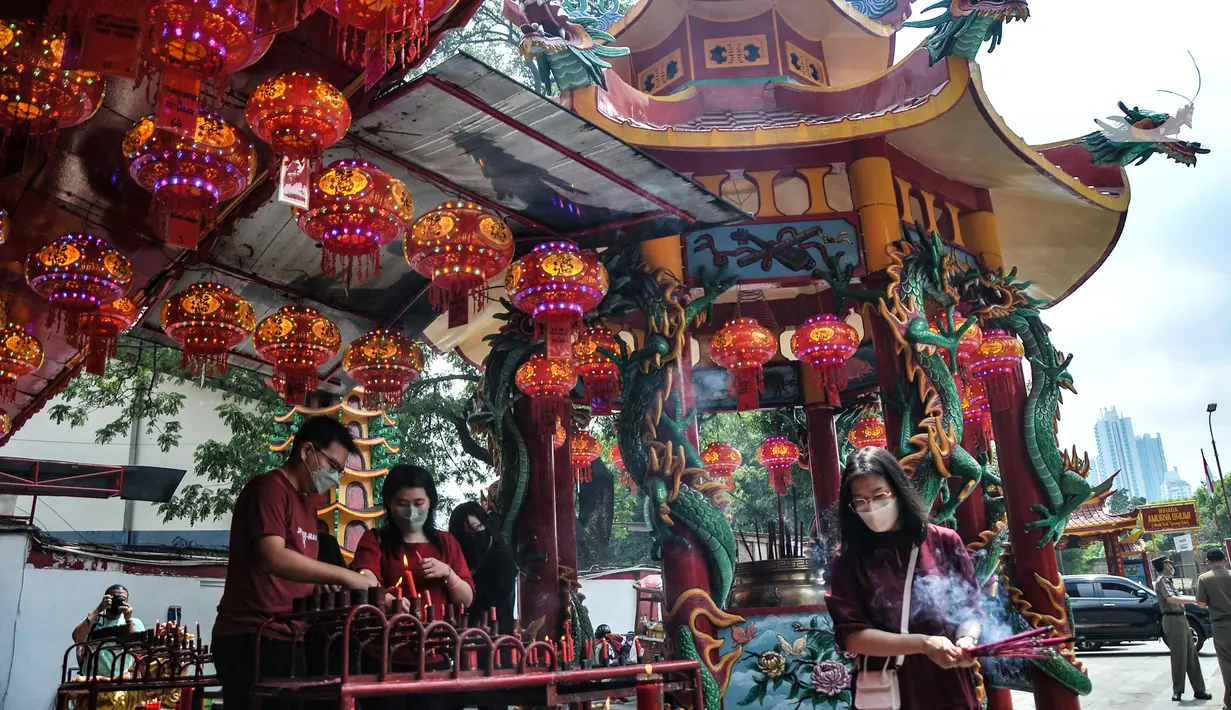 Warga keturunan Tionghoa saat melakukan sembahyang Tahun Baru Imlek 2573 Kongzili di Vihara Amurva Bhumi, Jakarta, Selasa (1/2/2022). Pengurus Vihara Amurva Bhumi menerapkan protokol kesehatan dalam kegiatan sembahyang Imlek guna mencegah penularan Covid-19. (merdeka.com/Iqbal S Nugroho)