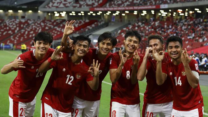 Pemain Timnas Indonesia merayakan kemenangan atas Singapura 4-2 pada leg kedua semifinal Piala AFF 2020 di National Stadium, Minggu (25/12/2021). Indonesia lolos ke final. (AP/Suhaimi Abdullah)
