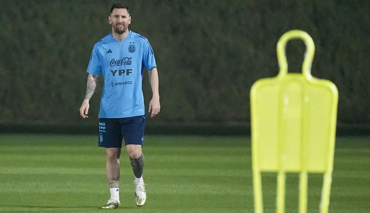 Bintang timnas Argentina Lionel Messi berdiri di lapangan saat sesi latihan di Doha, Qatar, Sabtu (19/11/2022). Pada Piala Dunia 2022, Argentina masuk Grup C bersama timnas Polandia, timnas Meksiko, dan timnas Arab Saudi. (AP Photo/Jorge Saenz)