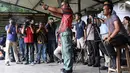 Atlet menembak profesional yang juga anggota Tim Gegana Brimob, Anang Yulianto melakukan tembakan dengan pistol Glock 17 di Mako Brimob Polri, Depok, Selasa (23/10). Uji tembak terkait insiden peluru nyasar ke gedung DPR. (Liputan6.com/Immanuel Antonius)