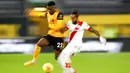 Pemain Wolverhampton Wanderers Nelson Semedo (kiri) memperebutkan bola dengan pemain Southampton Theo Walcott pada pertandingan Liga Primer Inggris di Molineux Stadium, Wolverhampton, Inggris, Senin (23/11/2020). Pertandingan berakhir 1-1. (Andrew Boyers, Pool via AP)