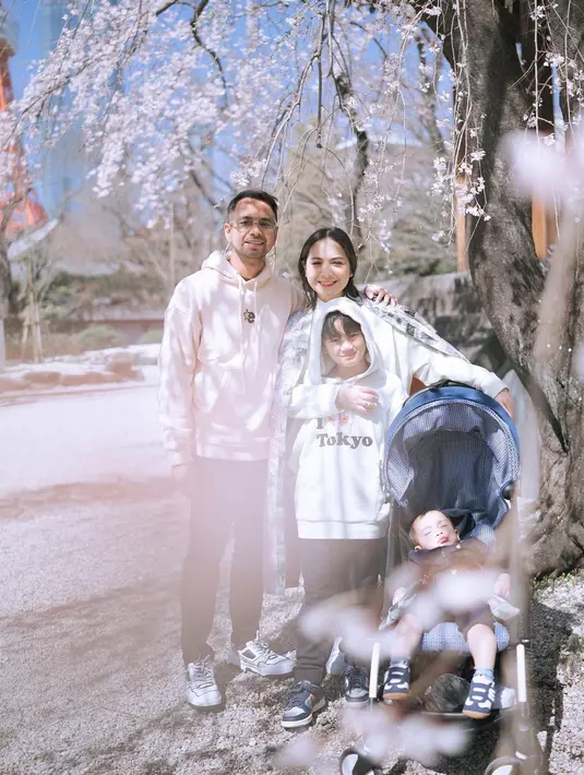 <p>Saat berlibur ke Jepang, Raffi Ahmad, Nagita Slavina, Cipung, dan Rafathar tampil serasi. Keluarga kecil ini menggunakan sweater dengan warna berbeda yang terlihat nyaman dikenakan saat musim dingin. [Instagram/raffinagita1717]</p>