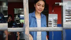 Berkat kecantikannya, ia jadi primadona dan menarik banyak pembeli.