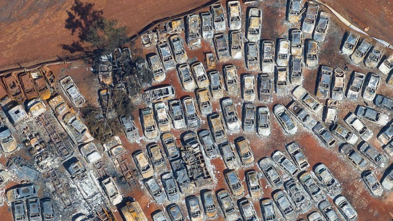 Pantauan udara memperlihatkan mobil-mobil yang ludes akibat kebakaran lahan di dekat Kota Dumont, Sao Paulo, Brasil, pada 26 Agustus 2024. Kabakaran mengerikan yang menghancurkan ribuan hektare lahan tebu di Sao Paulo, Brasil, turut menghanguskan ratusan 