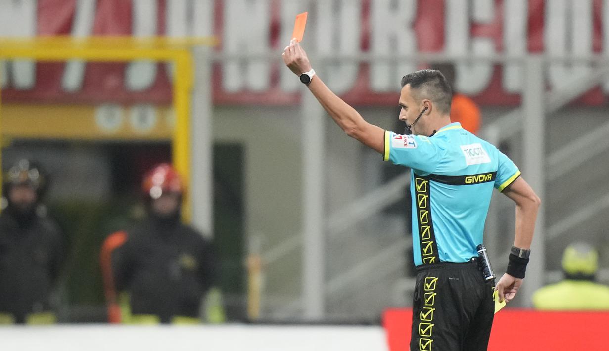Wasit Marco Di Bello mengeluarkan kartu merah untuk pelatih Atalanta, Gian Piero Gasperini saat menghadapi AC Milan pada laga perempatfinal Coppa Italia 2023/2024 di San Siro Stadium, Milan, Kamis (11/1/2024) dini hari WIB. (AP Photo/Luca Bruno)