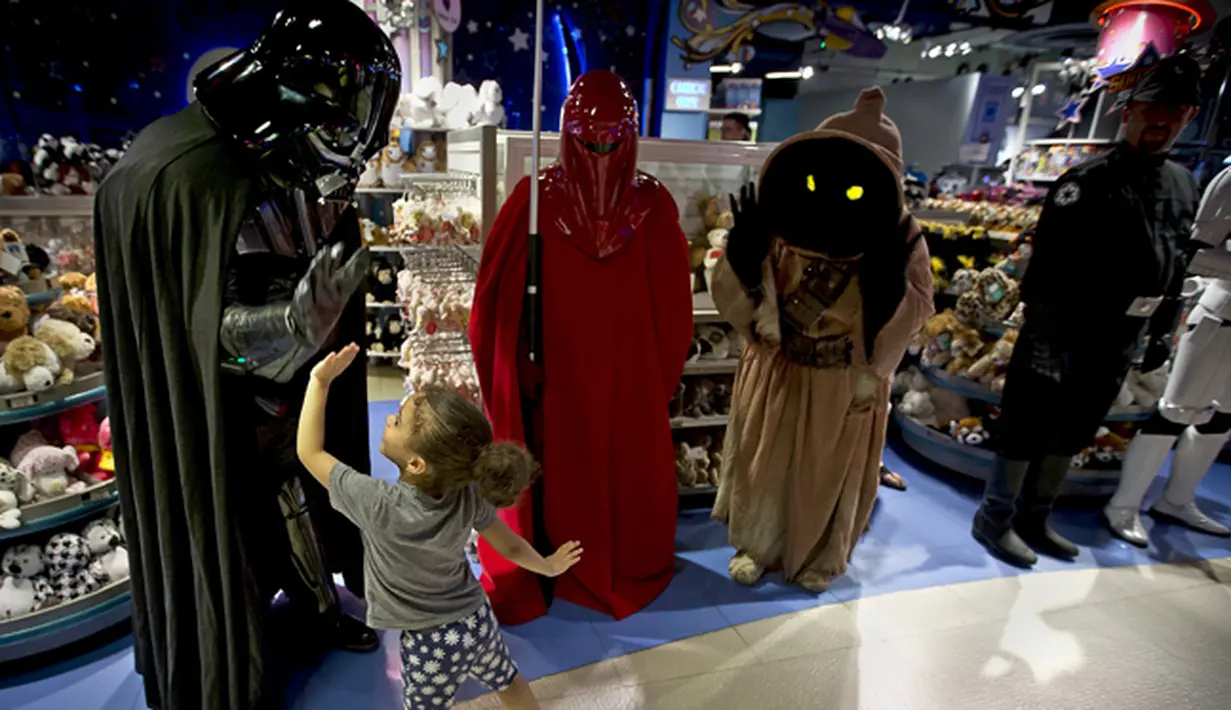 Pria berkostum Darth Vader (kiri) karakter  film  "Star Wars" di Times Square,  New York, Jumat (4/9/2015) . Kegiatan ini merupakan salah satu cara pihak Star Wars mempromosikan film dan pernak- pernik berbau film terlaris ini. (REUTERS/Carlo Allegri)
