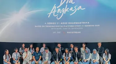 Pemain yang turut serta membintangi series Dia Angkasa mengenakan seragam SMA di acara konferensi pers tersebut. Sejak awal direncanakan akan dijadikan series, pembaca sudah sangat menantikan series tersebut. Namun niat menonton diurungkan oleh tak sedikit pembaca karena pemainnya tak sesuai ekspektasi, bahkan meminta series tersebut tak perlu ditayangkan. (Liputan6.com/IG/@diaangkasaofficial)